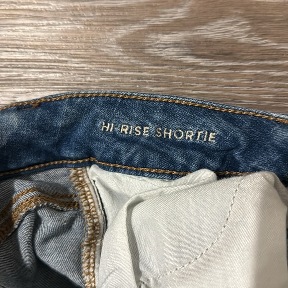 American Eagle distressed light wash blue denim high rise shortie jean shorts 4 - Picture 6 of 8